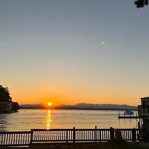 Apartment Waterfront Hidden Gem, Seattle